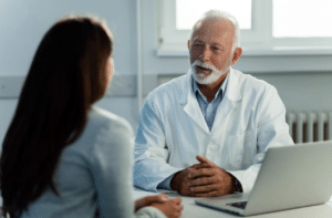 medico conversando com paciente em consultorio sobre cancer de lingua