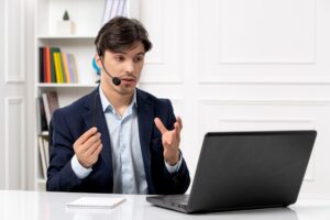 profissional de telemarketing trabalhando