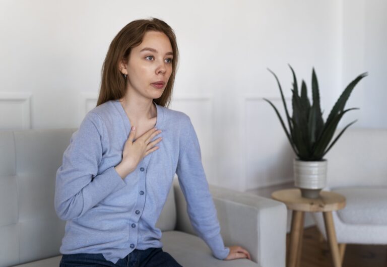 mulher com falta de ar devido à estenose laringotraqueal