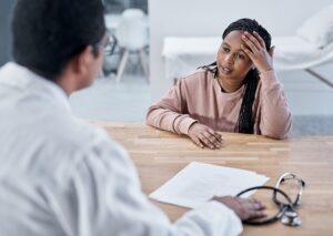 paciente conversando com médico sobre problemas na tireoide