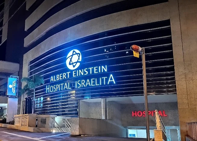 Fachada do Hospital Albert Einstein, em Goiânia, com letreiro iluminado.